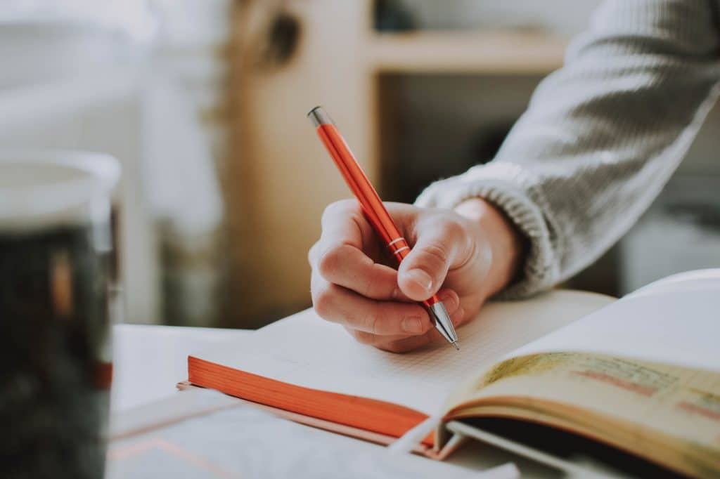 hand schrijft in schrift met pen